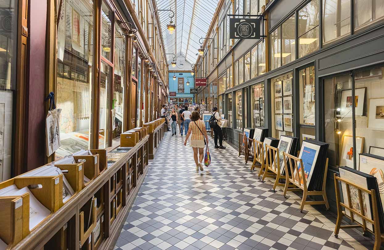 Shopping in passage jouffroy, Image by Ivan Marc, Shutterstock