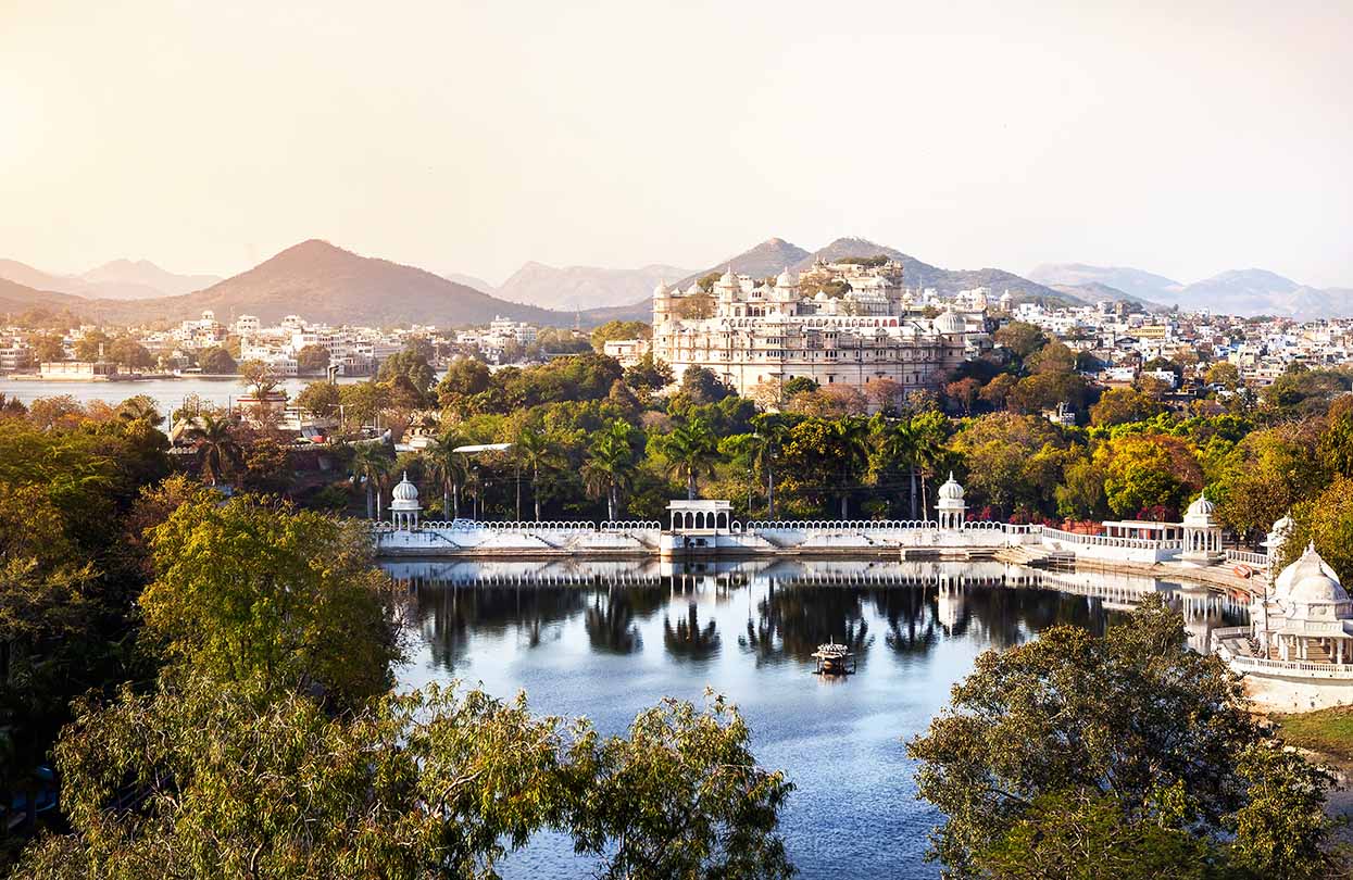 Lake Pichola with City Palace view in Udaipur, Image by Pikoso.kz, shutterstock
